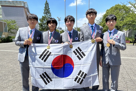 일본 도쿄에서 열린 제53회 국제물리올림피아드에서 한국 대표단으로 출전한 학생 5명이 모두 금메달을 획득해 종합 1위를 차지했다. 이현채(왼쪽부터), 서규민, 노이헌, 한종윤, 이준서 학생이 사진을 찍고 있다.    과기정통부 제공